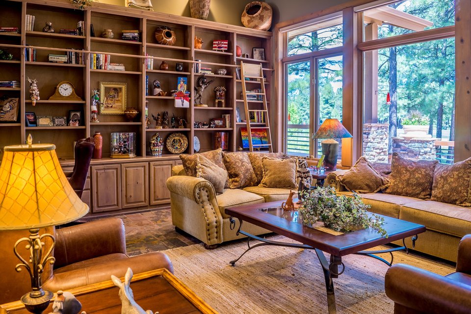 The room represents a high-complexity scene with multiple unique objects.